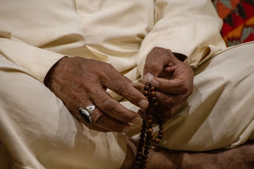 Bàn tay thiền định với đồng hồ đo nhịp tim minh họa tác động khoa học của thiền 30p lên tim mạch