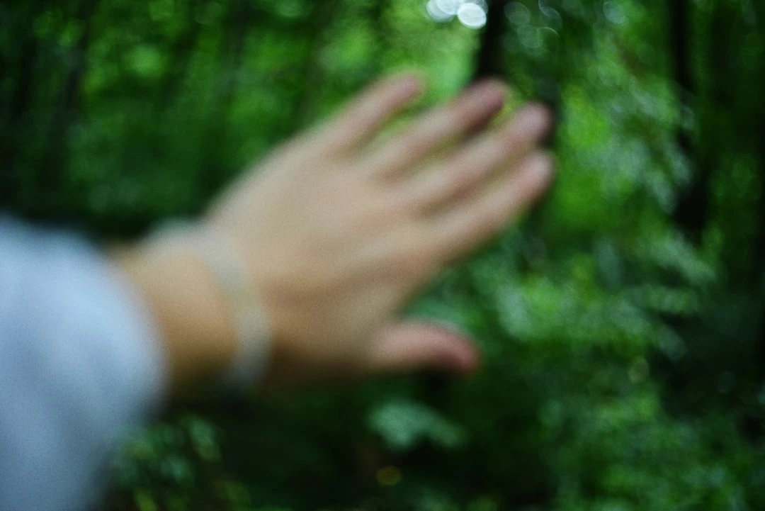 Bàn tay trong tư thế thiền với nền bình yên