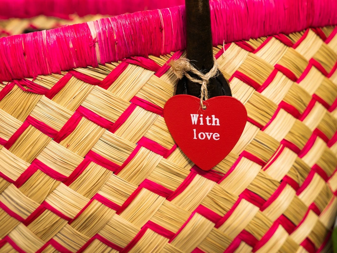 Bộ quà mindfulness hamper được cá nhân hóa với thẻ viết tay, hướng dẫn thực hành hàng ngày, và bao bì phong cách