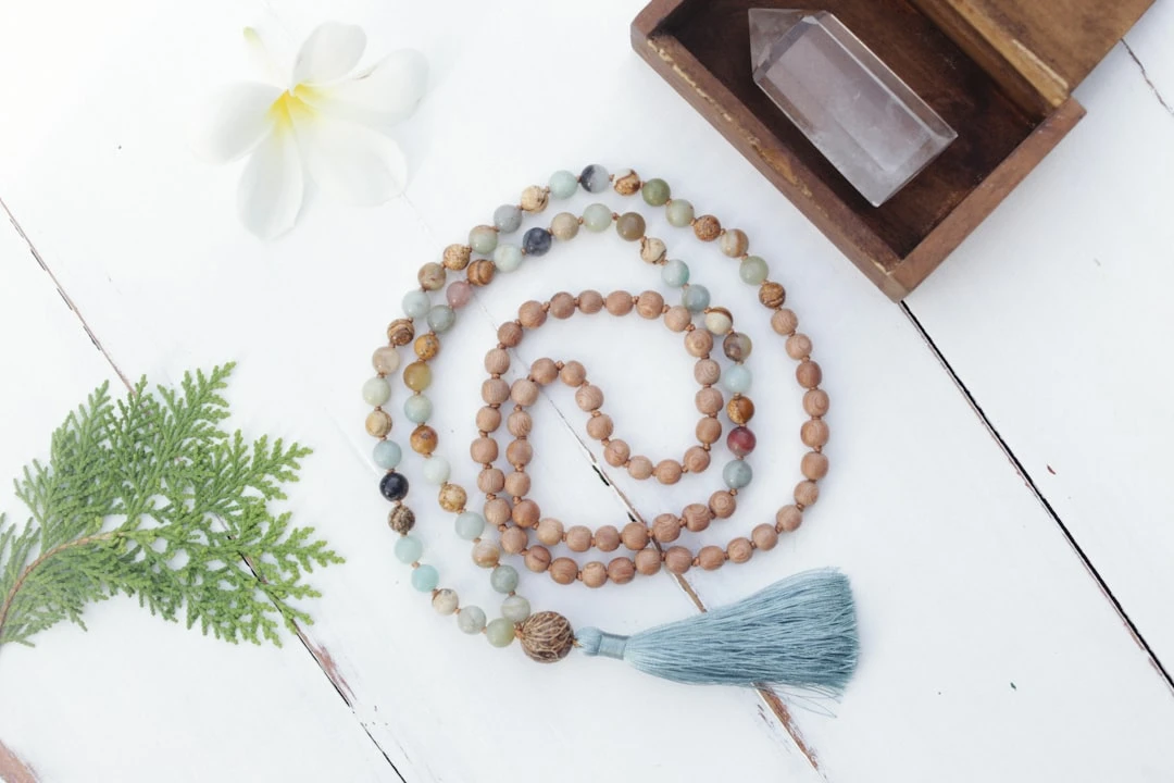 Bộ quà mindfulness hamper với gối thiền, hạt mala, tinh dầu aromatherapy và các công cụ chánh niệm