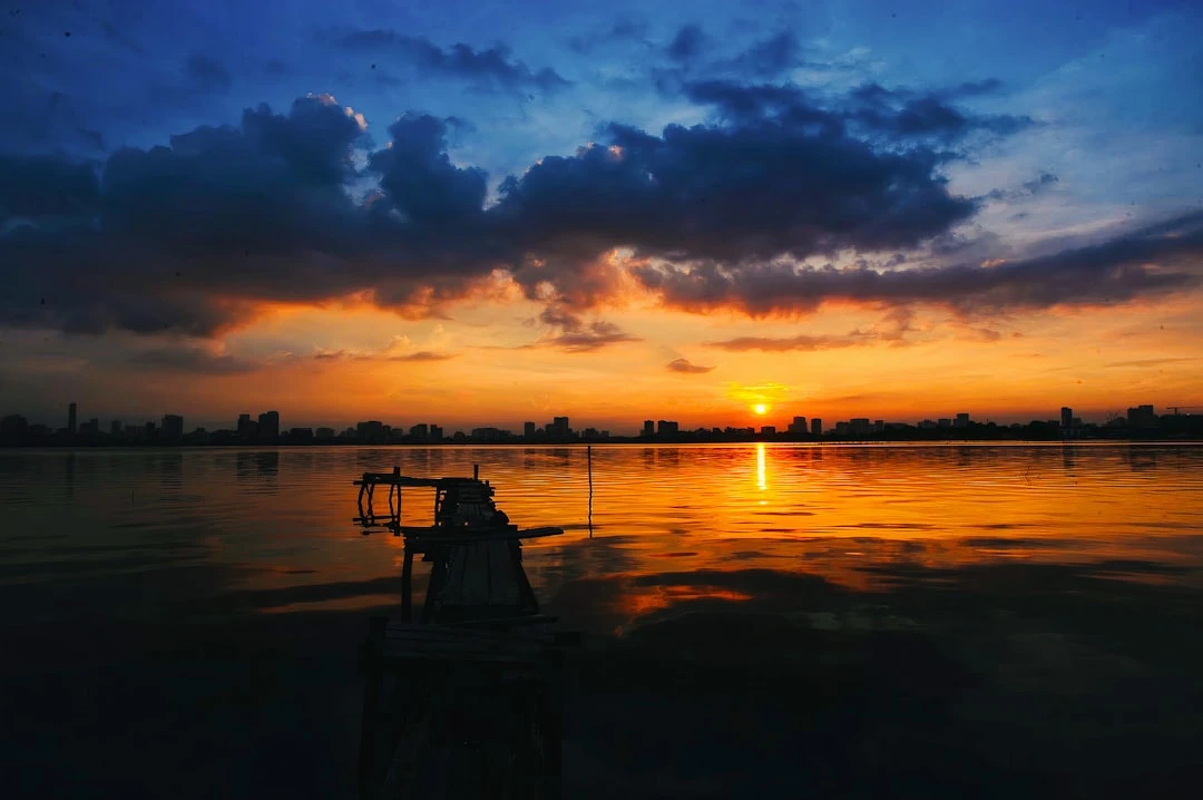 Cặp đôi thiền bên hồ nước yên bình