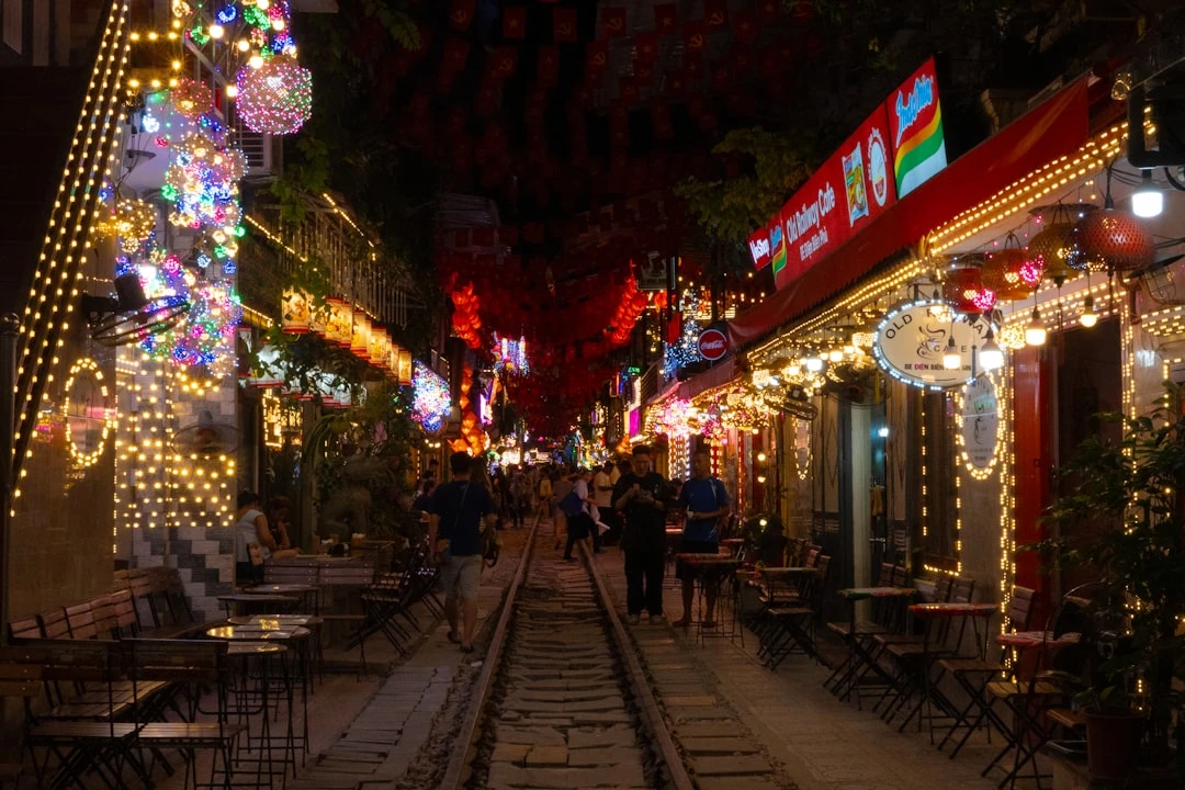 Chợ Việt Nam ngày lễ với thực phẩm đa dạng và người bán hàng thân thiện.