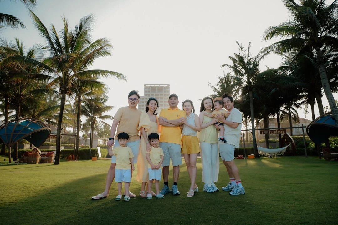 Gia đình Việt quây quần, tương tác vui vẻ.