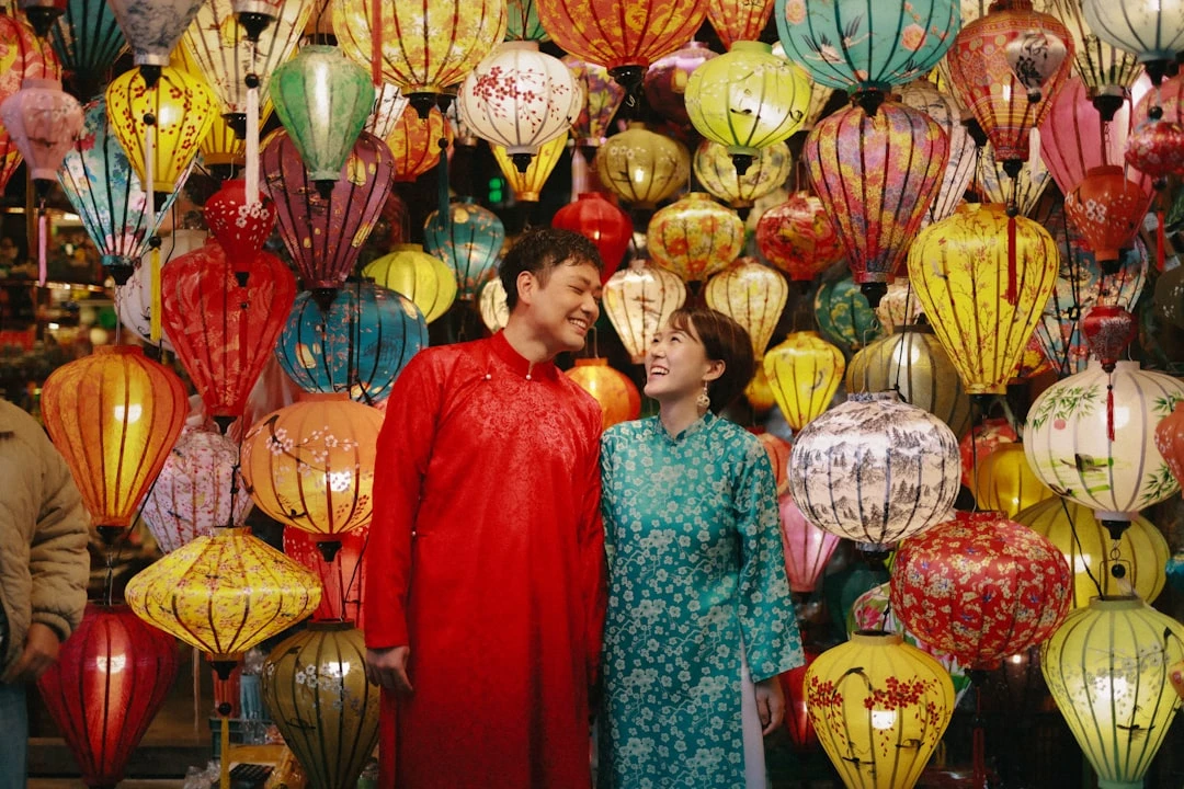 Gia đình Việt sum họp trong bữa ăn lễ hội, chia sẻ lòng biết ơn.