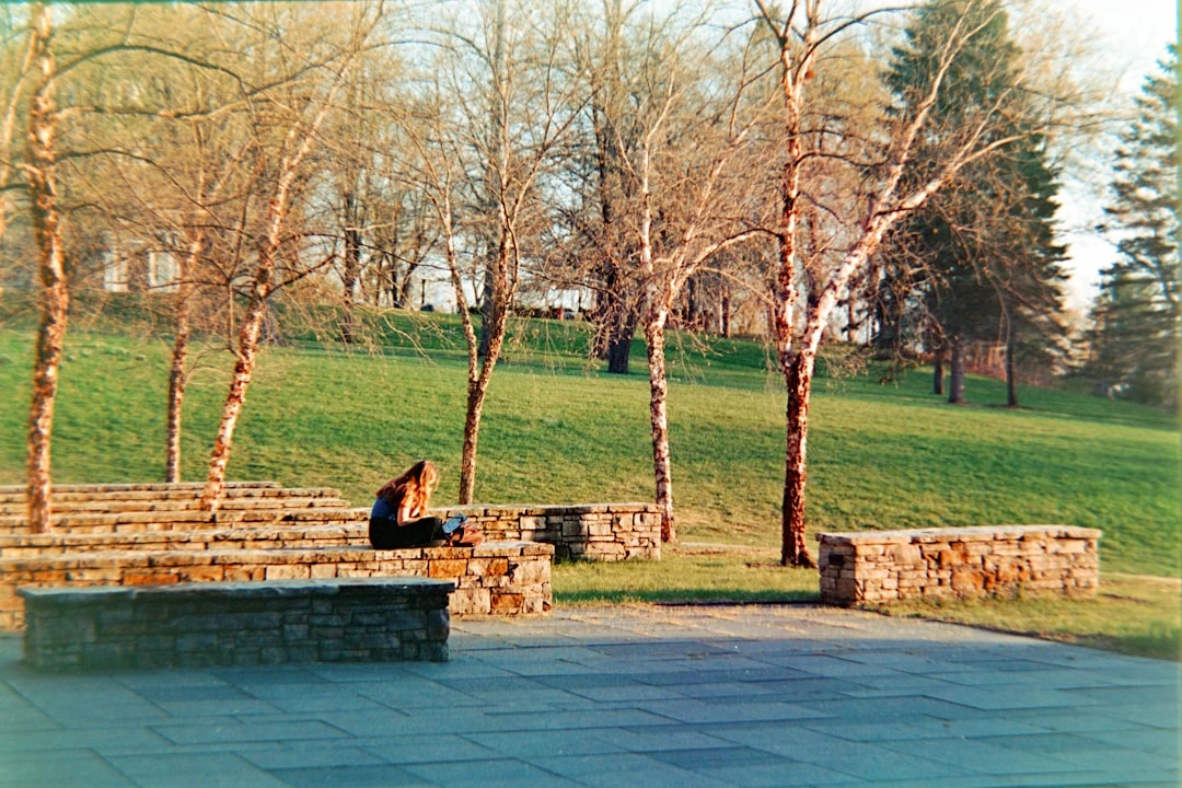 Hình ảnh so sánh triết học giữa thiền sư và Khomeini