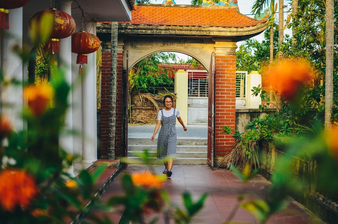 Khung cảnh làng quê Việt Nam yên bình, biểu tượng hòa hợp.