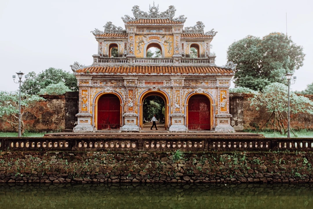 Một người thực hành lòng biết ơn trong vườn Việt Nam