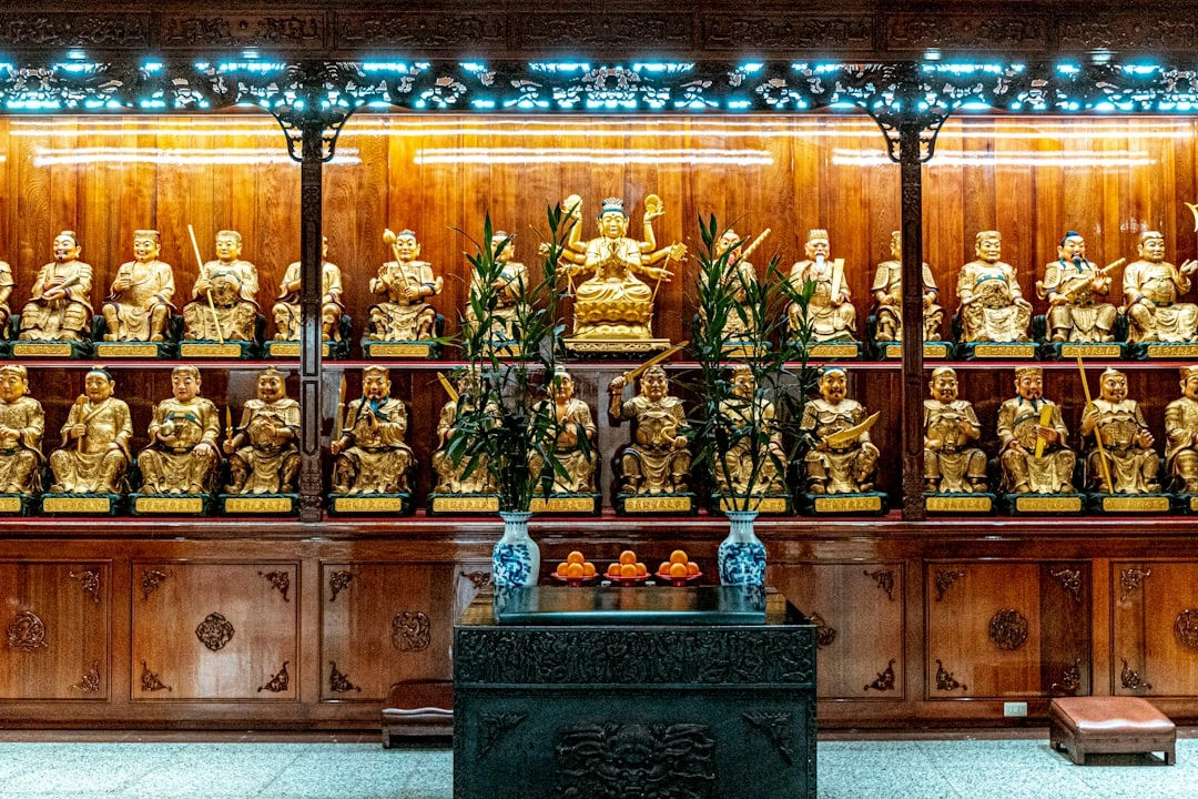 Ngôi chùa Phật giáo Việt Nam với tượng Phật, không gian yên tĩnh thể hiện các giai đoạn phát triển dasira
