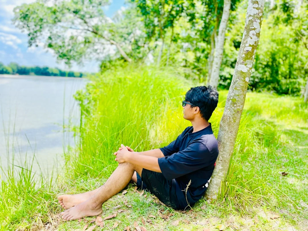 Người đọc tạp chí gần hồ