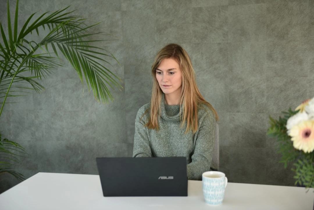 Người phụ nữ cảm thấy bình yên sau thiền, lợi ích sức khỏe Pháp Luân Công, giảm stress