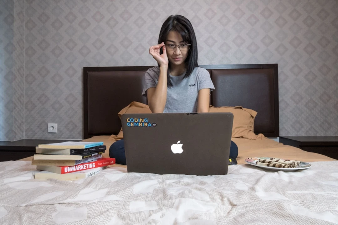 Người phụ nữ làm việc với nhạc thiền zen, không gian làm việc yên tĩnh