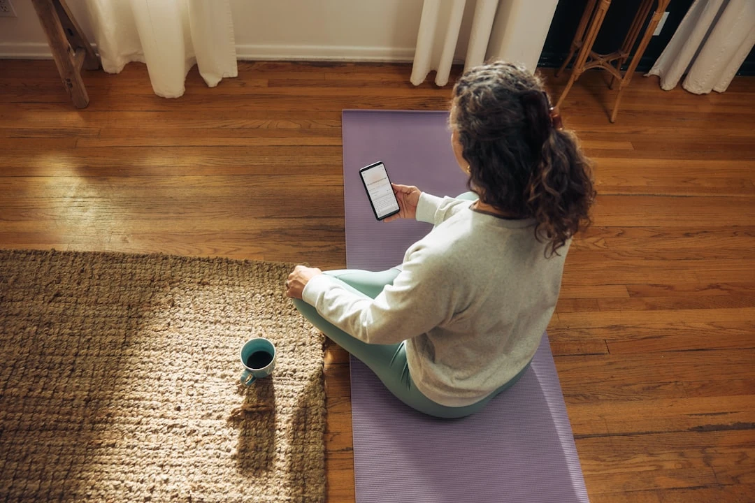 Người phụ nữ Việt Nam sử dụng ứng dụng thiền định mindfulness trên điện thoại