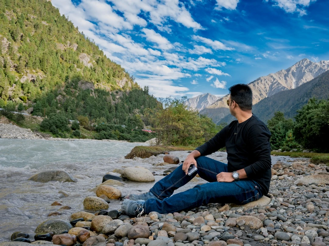 Người thiền bên sông