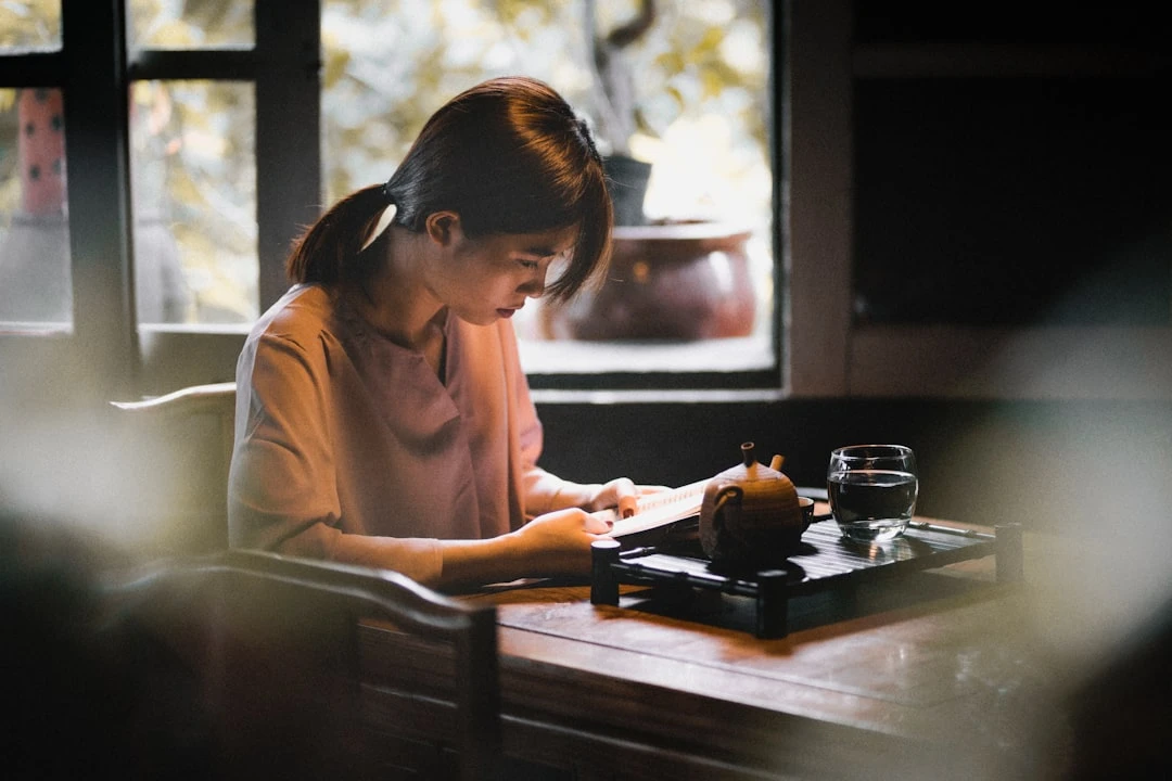 Người thiền chánh niệm lắng nghe cơ thể, gợi cues nội tâm body-based mindfulness