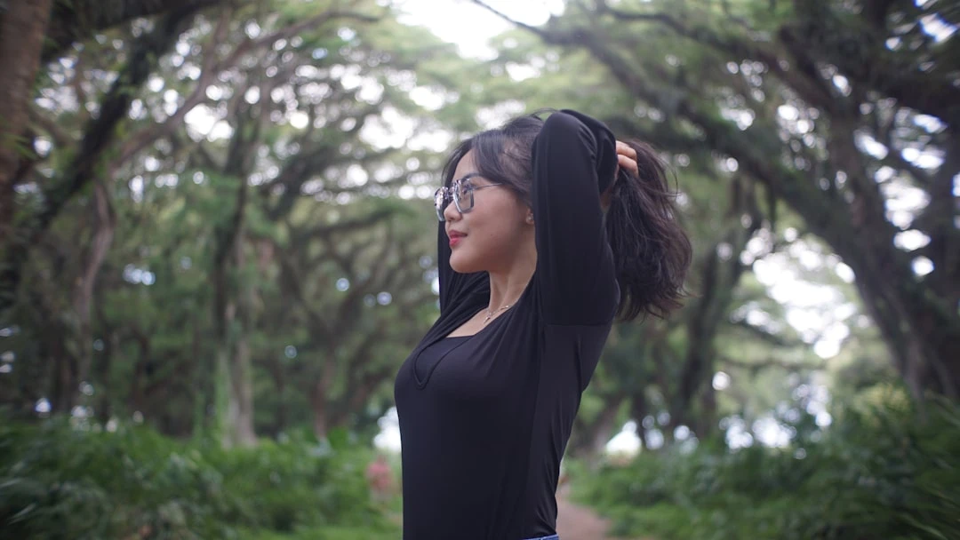 Người thực hành bài tập hít thở chánh niệm với tay đặt trên ngực, một trong những kỹ thuật cơ bản nhất