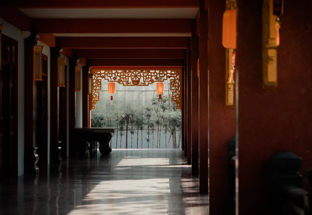 Phòng thiền yên tĩnh với ánh sáng tự nhiên, gối thiền và hương, phương pháp thiền samatha vipassana