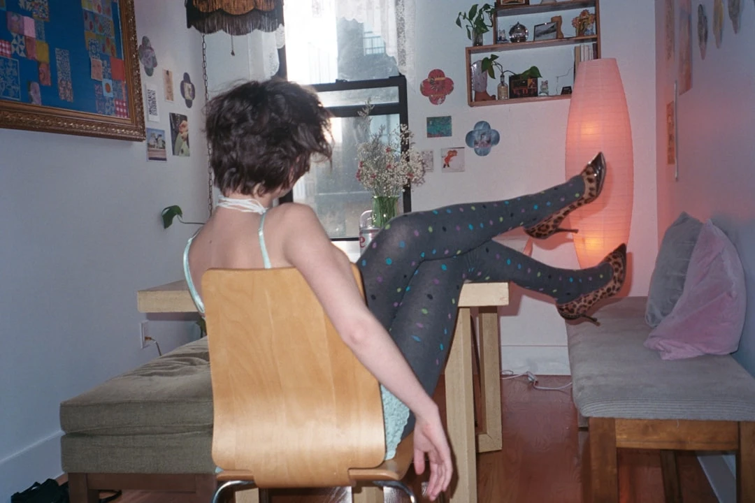 Phụ nữ thiền với âm thanh thiên nhiên trong không gian yên tĩnh, minh họa cơ chế sinh lý giảm stress