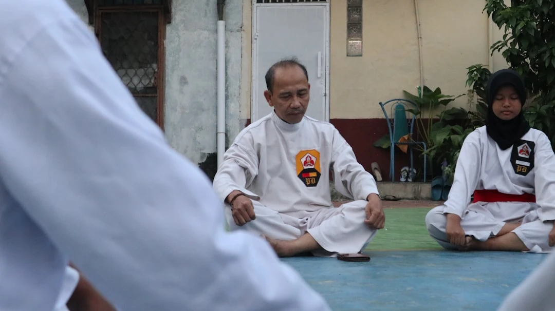 Thầy cô hướng dẫn học sinh lớp 4 thực hành thiền chánh niệm với cách nói khuyến khích